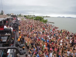 Público lotou a Beira-mar Continental para assistir o Pré-Carnaval Floripa