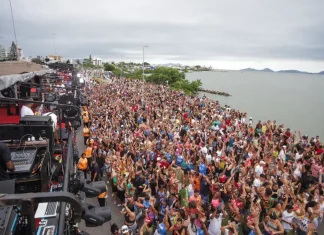 Público lotou a Beira-mar Continental para assistir o Pré-Carnaval Floripa