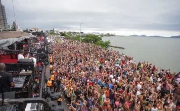 Público lotou a Beira-mar Continental para assistir o Pré-Carnaval Floripa