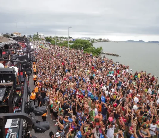 Pré-Carnaval Floripa reuniu mais de 35 mil pessoas na Beira-Mar Continental neste fim de semana Público lotou a Beira-mar Continental para assistir o Pré-Carnaval Floripa