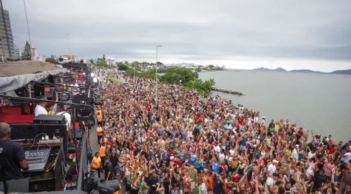 Público lotou a Beira-mar Continental para assistir o Pré-Carnaval Floripa