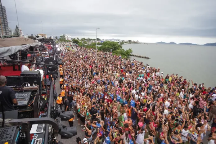 Público lotou a Beira-mar Continental para assistir o Pré-Carnaval Floripa