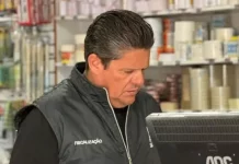 Diretor do Procon realizando pesquisa de preços de materiais escolares