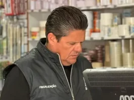 Diretor do Procon realizando pesquisa de preços de materiais escolares