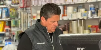 Diretor do Procon realizando pesquisa de preços de materiais escolares