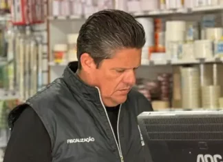 Diretor do Procon realizando pesquisa de preços de materiais escolares