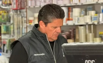 Diretor do Procon realizando pesquisa de preços de materiais escolares