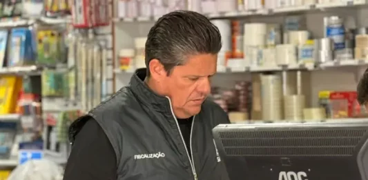 Diretor do Procon realizando pesquisa de preços de materiais escolares