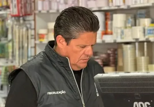 Diretor do Procon realizando pesquisa de preços de materiais escolares