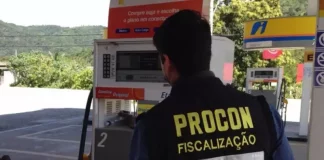 Fiscal do Procon de Florianópolis fiscalizando posto de combustível