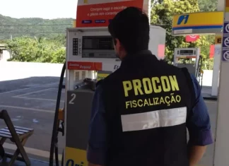 Procon de Florianópolis notifica sindicato dos postos sobre redução do preço da gasolina Fiscal do Procon de Florianópolis fiscalizando posto de combustível