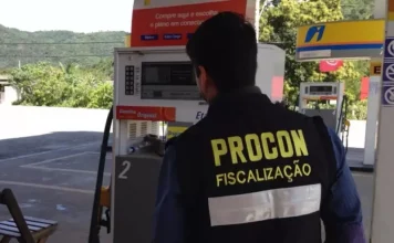 Procon de Florianópolis notifica sindicato dos postos sobre redução do preço da gasolina Fiscal do Procon de Florianópolis fiscalizando posto de combustível
