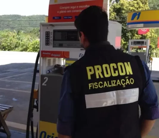 Procon de Florianópolis notifica sindicato dos postos sobre redução do preço da gasolina Fiscal do Procon de Florianópolis fiscalizando posto de combustível