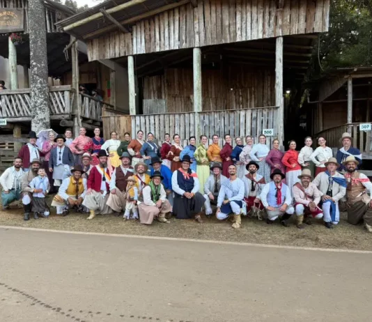 Integrantes do Grupo Querência Açoriana participando do Rodeio Internacional de Vacaria