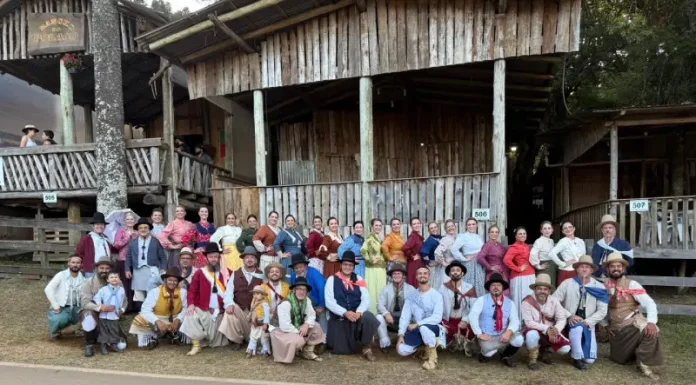 Integrantes do Grupo Querência Açoriana participando do Rodeio Internacional de Vacaria