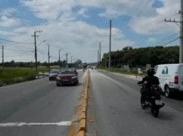 Foto de veículos circulando na SC-281