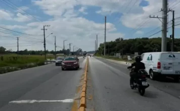 Foto de veículos circulando na SC-281