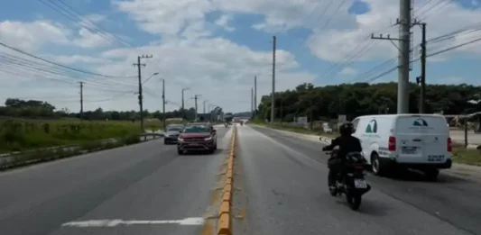 Foto de veículos circulando na SC-281