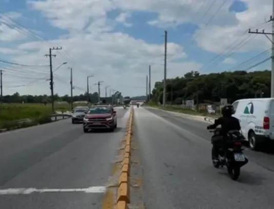 São José e Estado firmam acordo para concluir obras de duplicação da SC-281 Foto de veículos circulando na SC-281