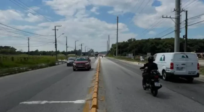 Foto de veículos circulando na SC-281