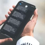 Santa Catarina tem a maior adesão nacional ao SMS de alertas de desastres da Defesa Civil Pessoa segurando celular na mão lendo alerta via SMS da Defesa Civil