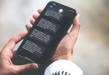 Santa Catarina tem a maior adesão nacional ao SMS de alertas de desastres da Defesa Civil Pessoa segurando celular na mão lendo alerta via SMS da Defesa Civil