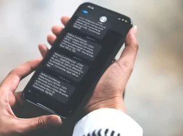 Santa Catarina tem a maior adesão nacional ao SMS de alertas de desastres da Defesa Civil Pessoa segurando celular na mão lendo alerta via SMS da Defesa Civil