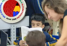 Biguaçu conquista Selo Prata do MEC por avanços na alfabetização Professora acompanhando crianças em alfabetização em Biguaçu