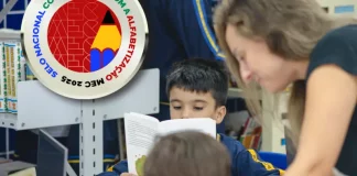 Professora acompanhando crianças em alfabetização em Biguaçu