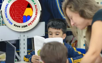 Biguaçu conquista Selo Prata do MEC por avanços na alfabetização Professora acompanhando crianças em alfabetização em Biguaçu
