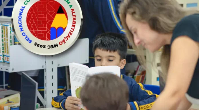 Professora acompanhando crianças em alfabetização em Biguaçu