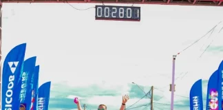 Participante cruza a linha de chegada do Sicoob Run Mulher, celebrando a conclusão da corrida e incentivando a prática esportiva e o bem-estar feminino.