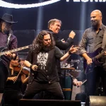 Camerata Florianópolis celebra o legado de Freddie Mercury com o aclamado Tributo ao Queen Integrantes da Camerata Florianópolis no palco apresentando Tributo ao Queen