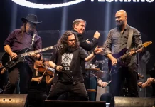 Integrantes da Camerata Florianópolis no palco apresentando Tributo ao Queen