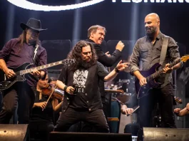 Integrantes da Camerata Florianópolis no palco apresentando Tributo ao Queen