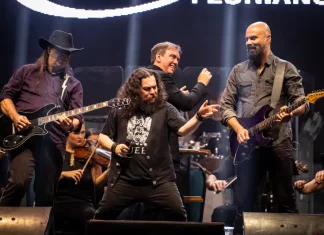 Integrantes da Camerata Florianópolis no palco apresentando Tributo ao Queen