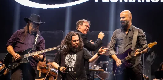 Integrantes da Camerata Florianópolis no palco apresentando Tributo ao Queen