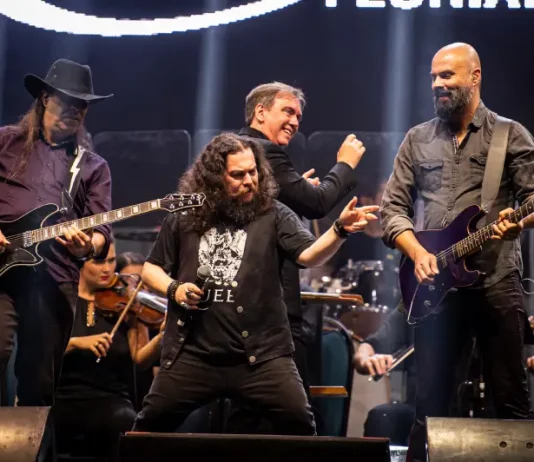 Integrantes da Camerata Florianópolis no palco apresentando Tributo ao Queen
