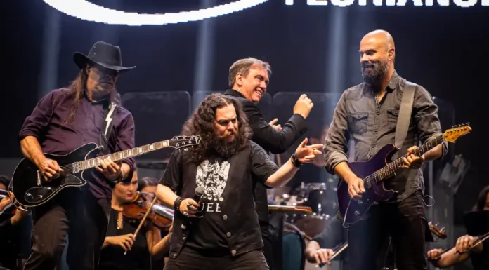 Camerata Florianópolis celebra o legado de Freddie Mercury com o aclamado Tributo ao Queen Integrantes da Camerata Florianópolis no palco apresentando Tributo ao Queen