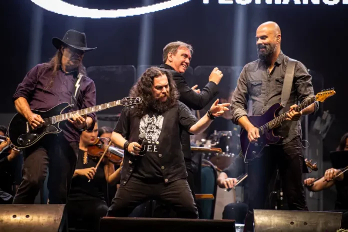 Integrantes da Camerata Florianópolis no palco apresentando Tributo ao Queen