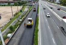 Obras de triplicação da SC-401 em Florianópolis mostram máquinas asfaltando nova faixa da rodovia, com veículos circulando nas pistas ao lado, evidenciando a ampliação da capacidade de tráfego e a melhoria da mobilidade no acesso ao Norte da Ilha.