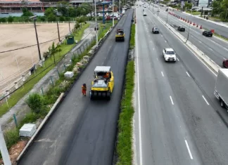 Obras de triplicação da SC-401 em Florianópolis mostram máquinas asfaltando nova faixa da rodovia, com veículos circulando nas pistas ao lado, evidenciando a ampliação da capacidade de tráfego e a melhoria da mobilidade no acesso ao Norte da Ilha.