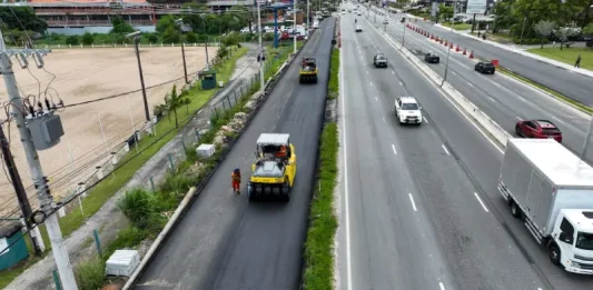 Triplicação da SC-401 chega a 60% e prevê novos viadutos em Florianópolis Obras de triplicação da SC-401 em Florianópolis mostram máquinas asfaltando nova faixa da rodovia, com veículos circulando nas pistas ao lado, evidenciando a ampliação da capacidade de tráfego e a melhoria da mobilidade no acesso ao Norte da Ilha.