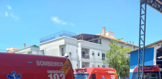 Viatura dos Bombeiros em atendimento a explosão em marina no norte da Capital