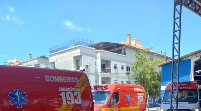 Explosão em marina no Norte de Florianópolis deixa quatro feridos Viatura dos Bombeiros em atendimento a explosão em marina no norte da Capital