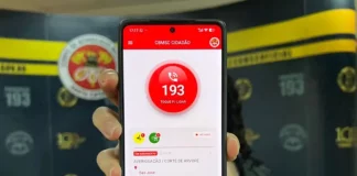 Mão segurando um celular com o aplicativo CBMSC Cidadão aberto, mostrando a opção de ligar para o 193.
