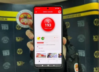 Mão segurando um celular com o aplicativo CBMSC Cidadão aberto, mostrando a opção de ligar para o 193.