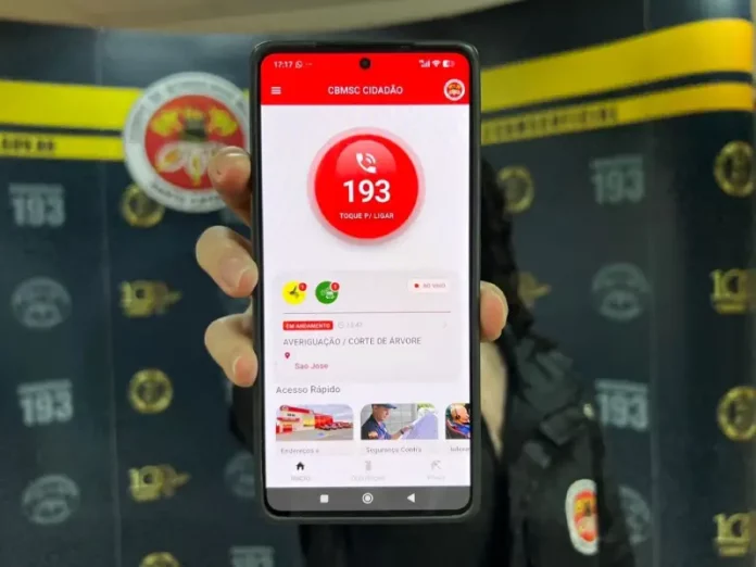 aplicativo CBMSC Cidadão (1) Mão segurando um celular com o aplicativo CBMSC Cidadão aberto, mostrando a opção de ligar para o 193.