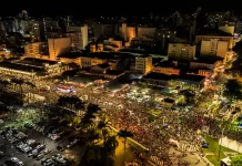 Foliões brincando no carnaval de Florianópolis