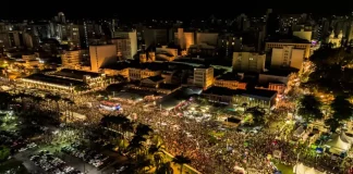 Foliões brincando no carnaval de Florianópolis